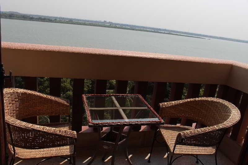 פנום פן Blue River Hotel מראה חיצוני תמונה