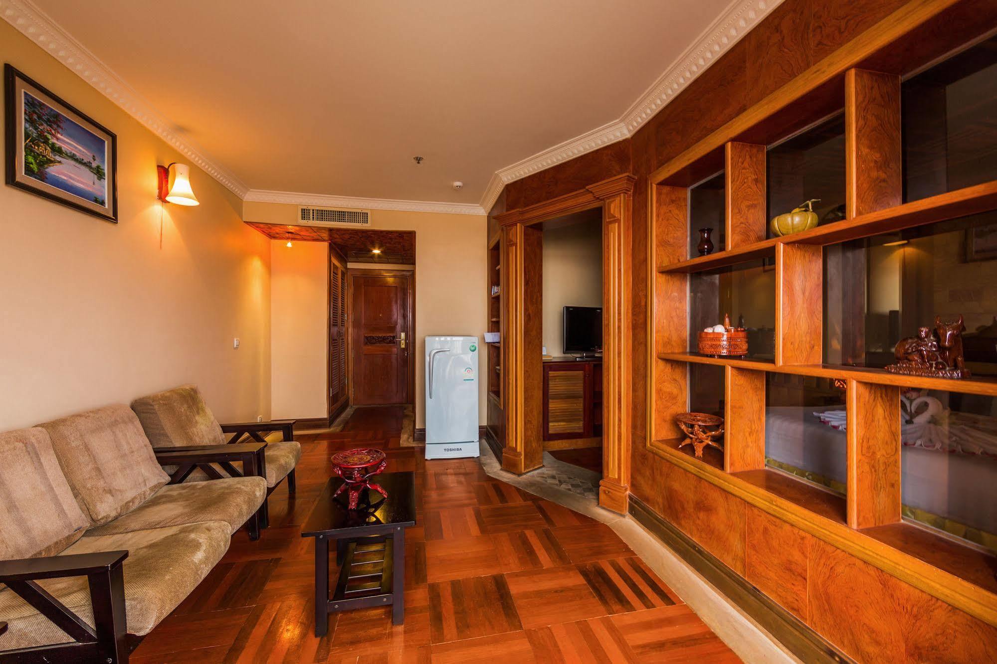 פנום פן Blue River Hotel מראה חיצוני תמונה