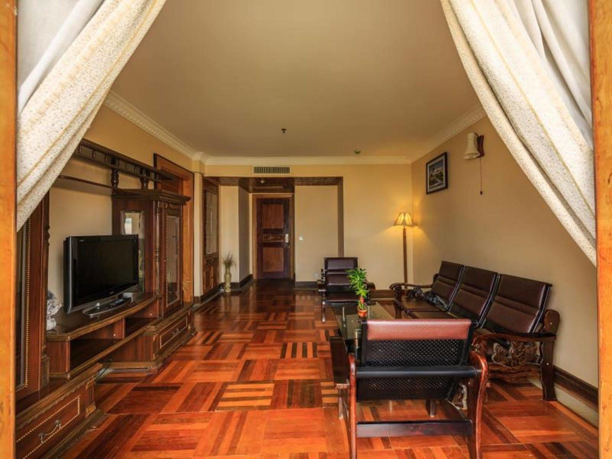 פנום פן Blue River Hotel מראה חיצוני תמונה